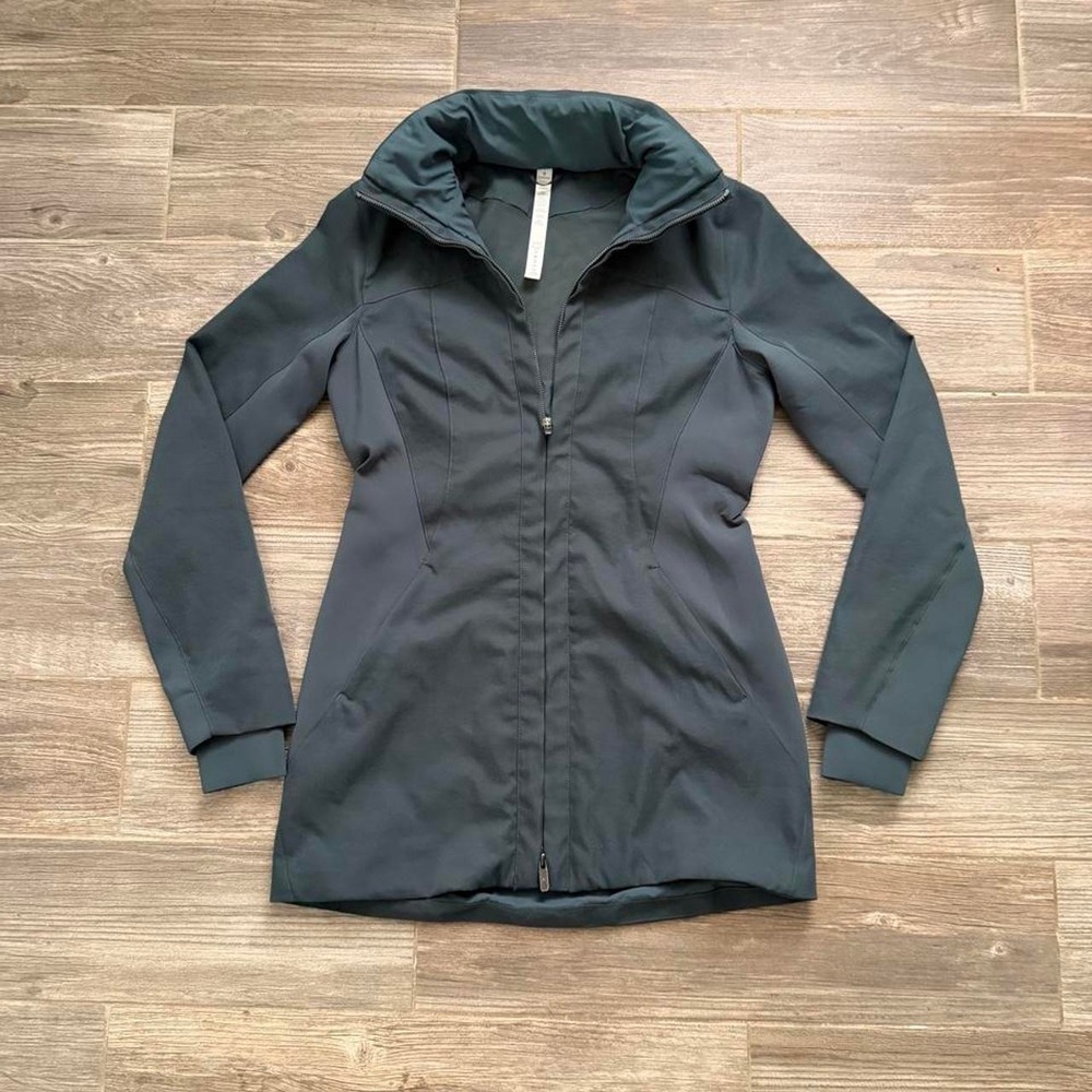 Lululemon like a glove rain jacket hidden hood size 8 like new